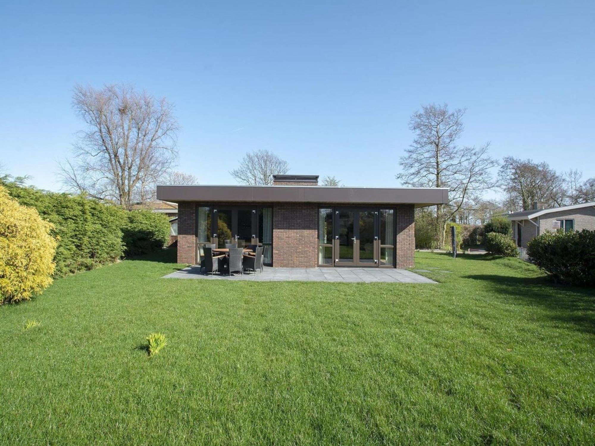 Vila Charming Bungalow With Garden Sint Maartensvlotbrug Exteriér fotografie