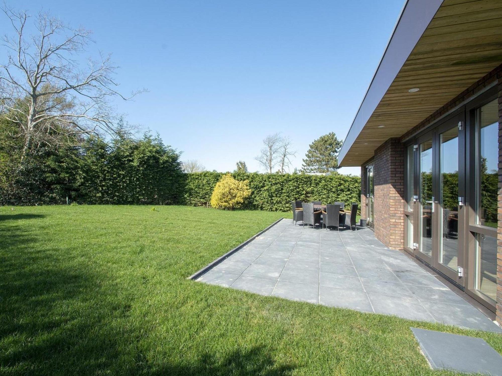 Vila Charming Bungalow With Garden Sint Maartensvlotbrug Exteriér fotografie